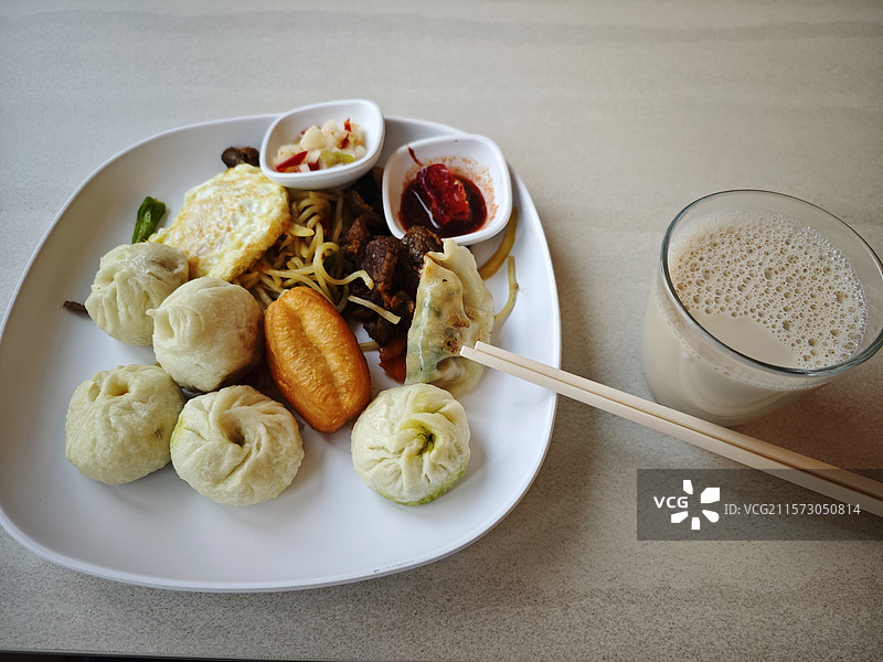 寻常烟火气，小清新早餐，包含小笼包小油条小煎包燕麦奶图片素材