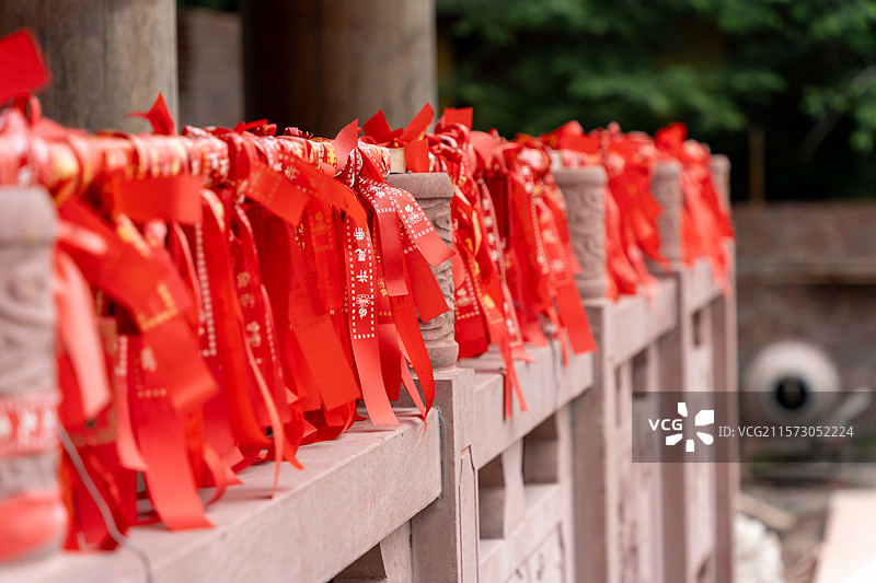 佛教寺庙走廊上悬挂的红色祈福带图片素材