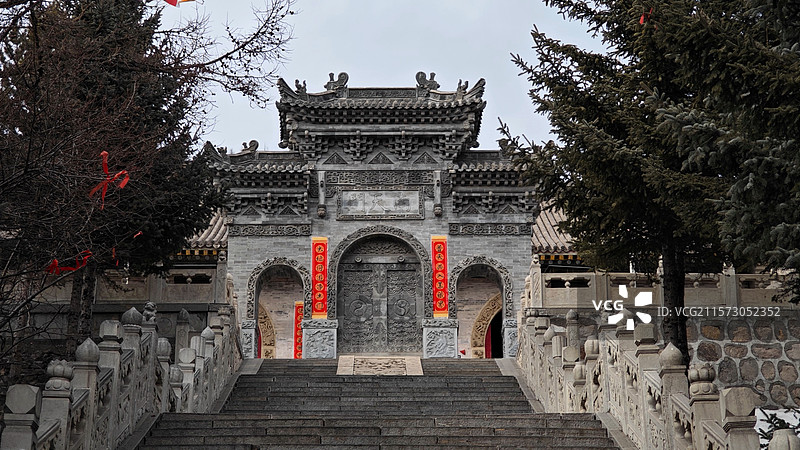 五台山金阁寺，始建于唐代宗年间，为密教中心，寺内佛像众多，千手观音像高大壮观，建筑宏伟，文化底蕴深厚图片素材