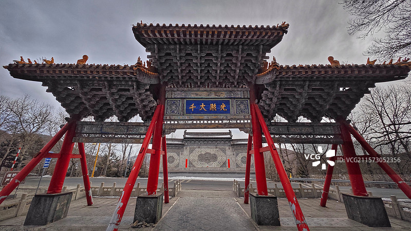 五台山金阁寺，始建于唐代宗年间，为密教中心，寺内佛像众多，千手观音像高大壮观，建筑宏伟，文化底蕴深厚图片素材