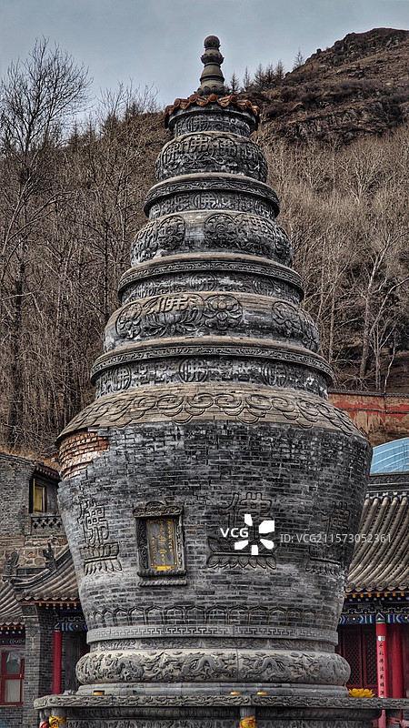 五台山金阁寺，始建于唐代宗年间，为密教中心，寺内佛像众多，千手观音像高大壮观，建筑宏伟，文化底蕴深厚图片素材