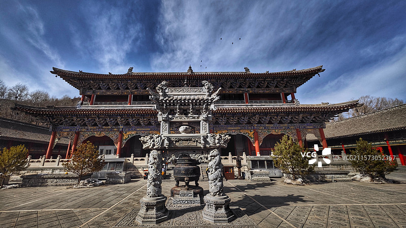 五台山金阁寺，始建于唐代宗年间，为密教中心，寺内佛像众多，千手观音像高大壮观，建筑宏伟，文化底蕴深厚图片素材