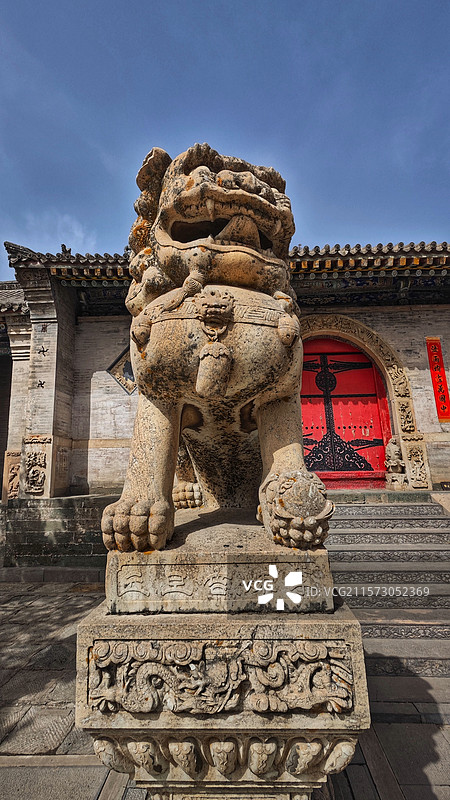 五台山金阁寺，始建于唐代宗年间，为密教中心，寺内佛像众多，千手观音像高大壮观，建筑宏伟，文化底蕴深厚图片素材