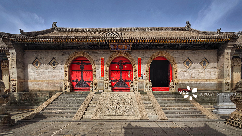 五台山金阁寺，始建于唐代宗年间，为密教中心，寺内佛像众多，千手观音像高大壮观，建筑宏伟，文化底蕴深厚图片素材