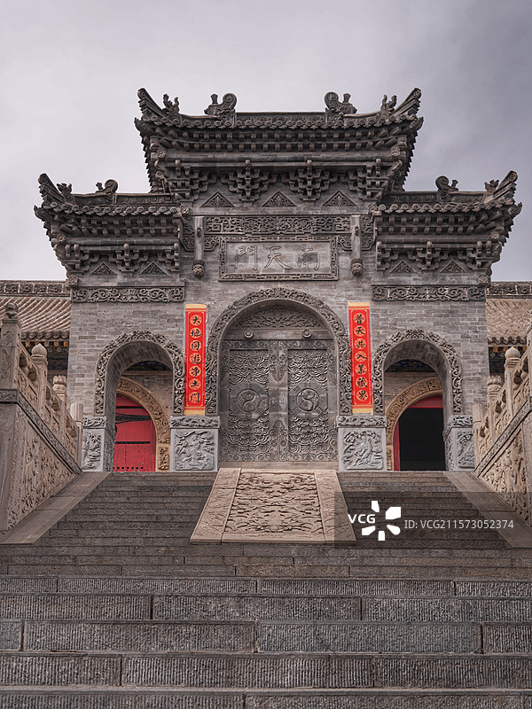 五台山金阁寺，始建于唐代宗年间，为密教中心，寺内佛像众多，千手观音像高大壮观，建筑宏伟，文化底蕴深厚图片素材