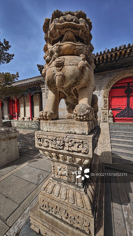 五台山金阁寺，始建于唐代宗年间，为密教中心，寺内佛像众多，千手观音像高大壮观，建筑宏伟，文化底蕴深厚图片素材