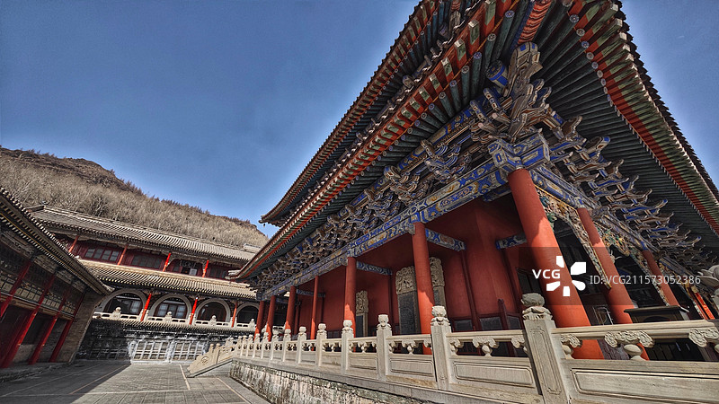 五台山金阁寺，始建于唐代宗年间，为密教中心，寺内佛像众多，千手观音像高大壮观，建筑宏伟，文化底蕴深厚图片素材