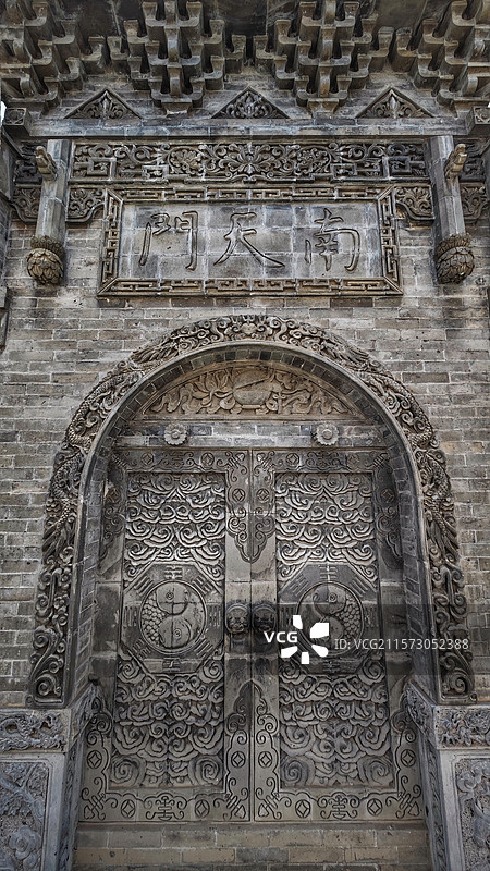 五台山金阁寺，始建于唐代宗年间，为密教中心，寺内佛像众多，千手观音像高大壮观，建筑宏伟，文化底蕴深厚图片素材