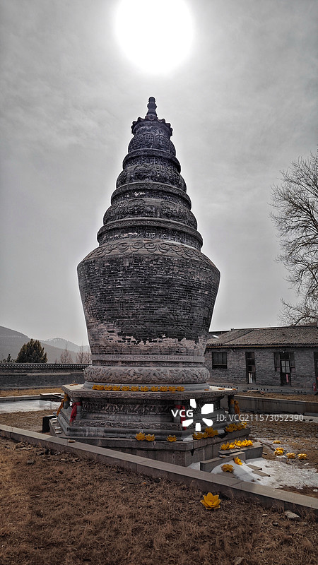 五台山金阁寺，始建于唐代宗年间，为密教中心，寺内佛像众多，千手观音像高大壮观，建筑宏伟，文化底蕴深厚图片素材