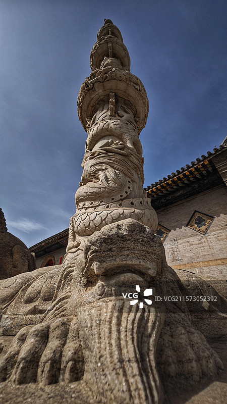 五台山金阁寺，始建于唐代宗年间，为密教中心，寺内佛像众多，千手观音像高大壮观，建筑宏伟，文化底蕴深厚图片素材