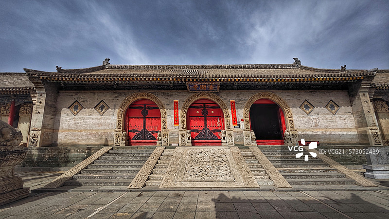 五台山金阁寺，始建于唐代宗年间，为密教中心，寺内佛像众多，千手观音像高大壮观，建筑宏伟，文化底蕴深厚图片素材