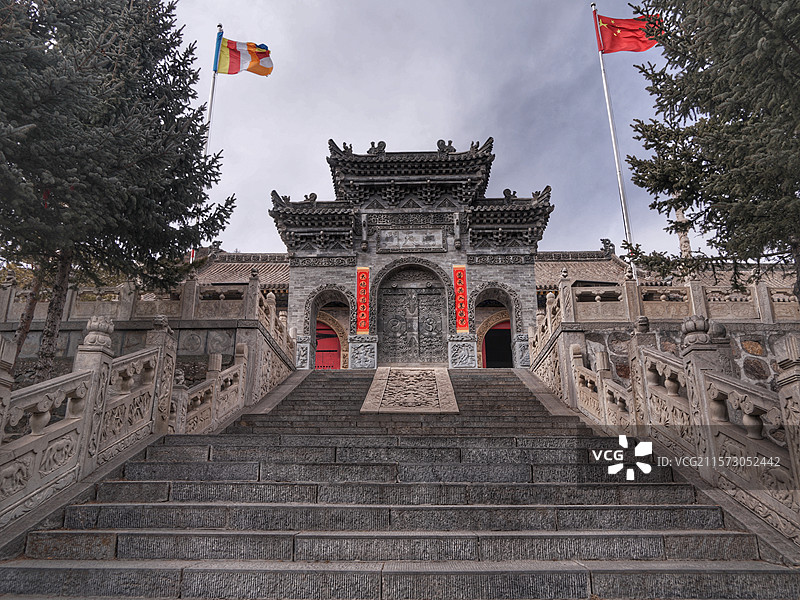 五台山金阁寺，始建于唐代宗年间，为密教中心，寺内佛像众多，千手观音像高大壮观，建筑宏伟，文化底蕴深厚图片素材