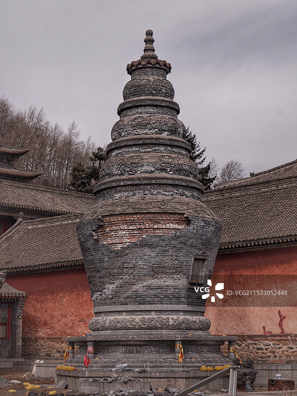 五台山金阁寺，始建于唐代宗年间，为密教中心，寺内佛像众多，千手观音像高大壮观，建筑宏伟，文化底蕴深厚图片素材