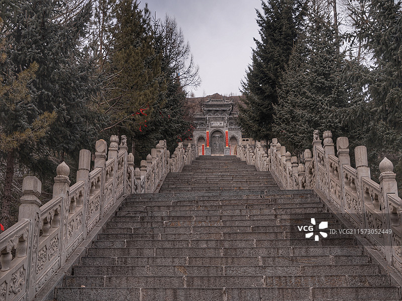 五台山金阁寺，始建于唐代宗年间，为密教中心，寺内佛像众多，千手观音像高大壮观，建筑宏伟，文化底蕴深厚图片素材