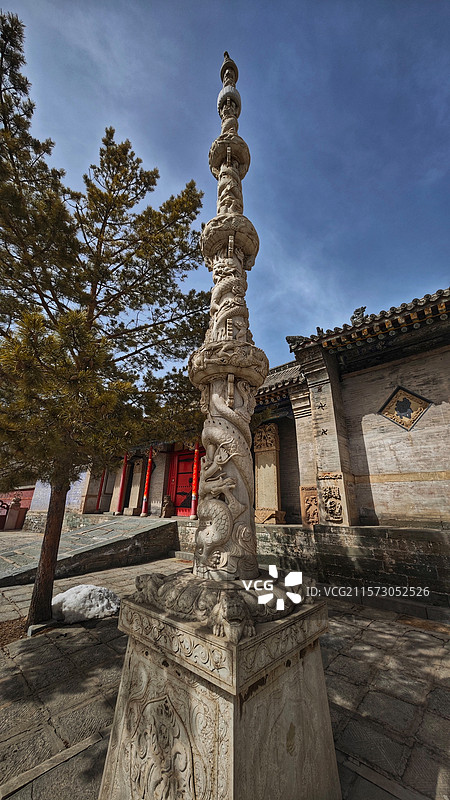 五台山金阁寺，始建于唐代宗年间，为密教中心，寺内佛像众多，千手观音像高大壮观，建筑宏伟，文化底蕴深厚图片素材