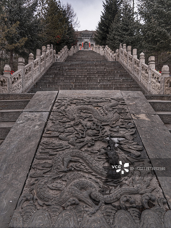 五台山金阁寺，始建于唐代宗年间，为密教中心，寺内佛像众多，千手观音像高大壮观，建筑宏伟，文化底蕴深厚图片素材