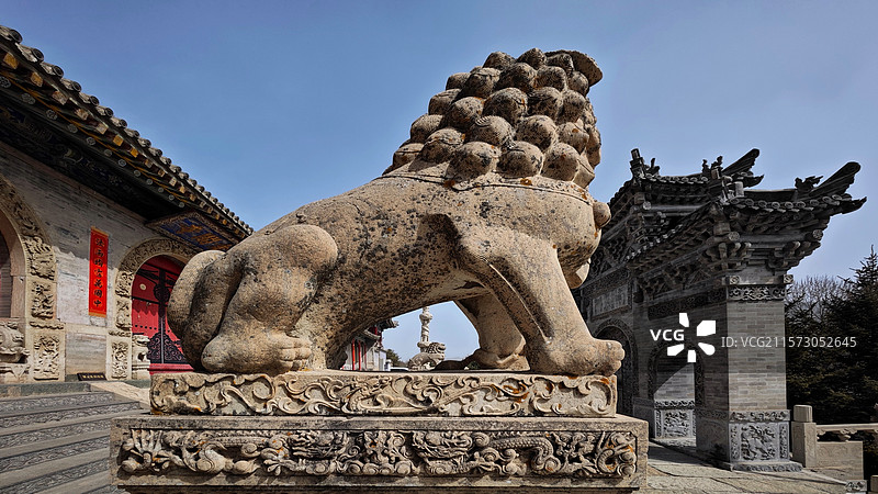 五台山金阁寺，始建于唐代宗年间，为密教中心，寺内佛像众多，千手观音像高大壮观，建筑宏伟，文化底蕴深厚图片素材