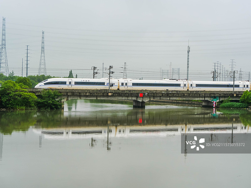 跨越河流的高铁动车和谐号列车图片素材