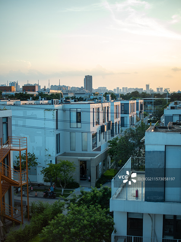 蓝天白云下的城市建筑图片素材