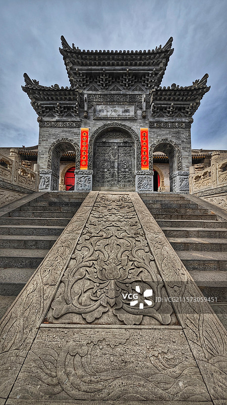五台山金阁寺，始建于唐代宗年间，为密教中心，寺内佛像众多，千手观音像高大壮观，建筑宏伟，文化底蕴深厚图片素材