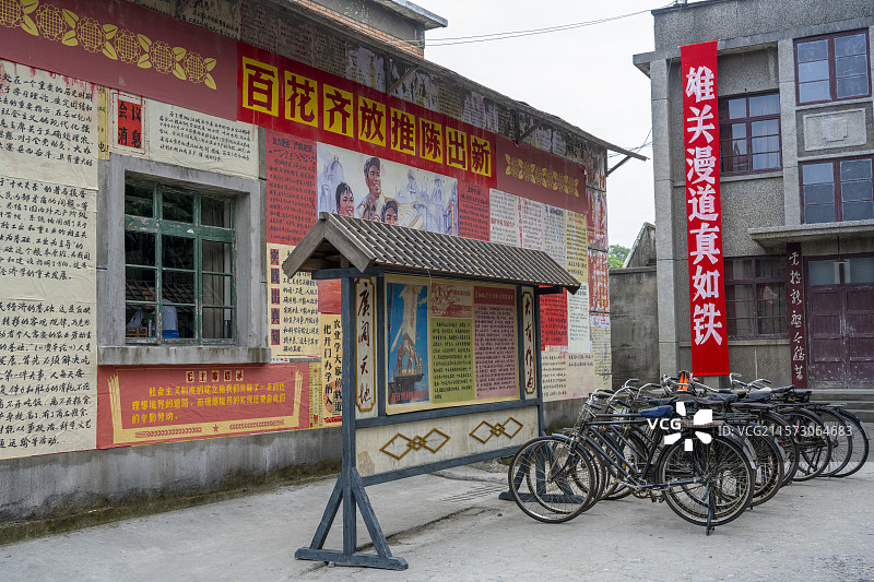 年代感剧组拍戏道具置景观供销社宣传栏公共汽车柜台长途电话岗亭图片素材