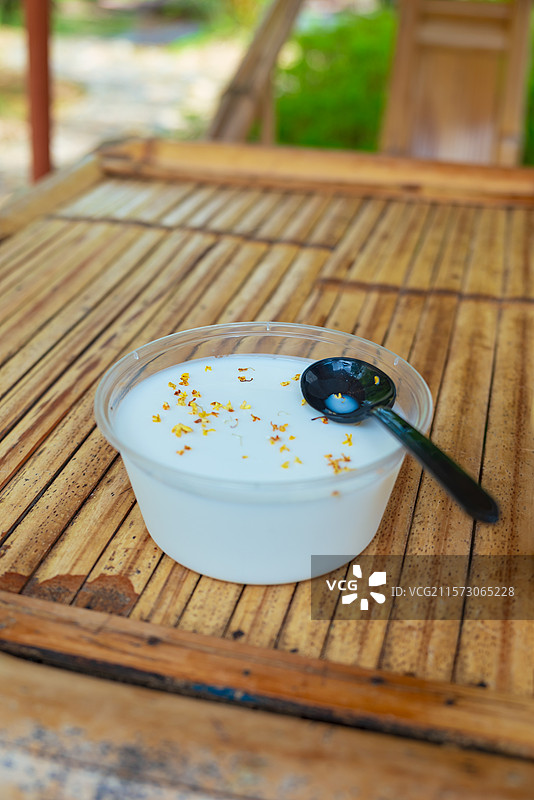 云南特色小吃双皮奶冻和卤米线图片素材