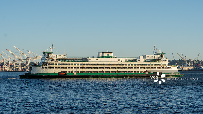 美国西雅图港口码头和行驶在海面上的邮轮图片素材
