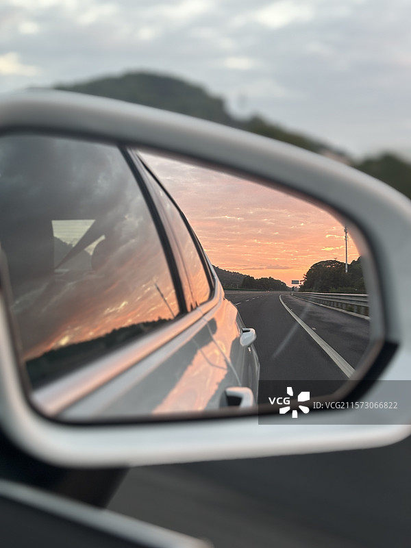 后视镜里的朝霞图片素材