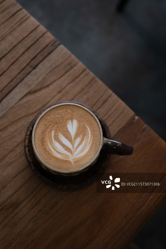 桌上拿铁咖啡的特写镜头图片素材