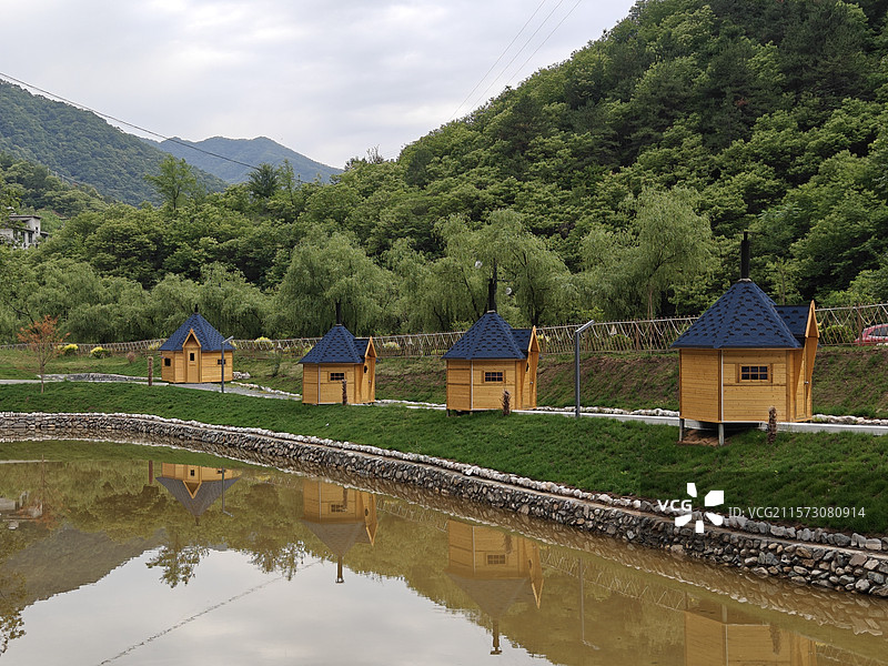湖边的民宿露营小木屋图片素材