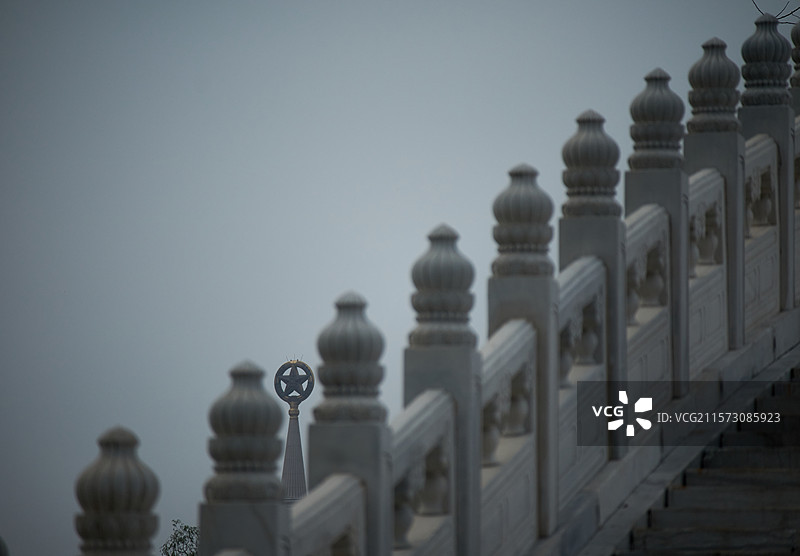 北京玉渊潭公园八一湖中堤桥汉白玉栏杆和军事博物馆上的五角星图片素材