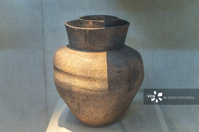 江西永清出土东汉泡菜坛图片素材