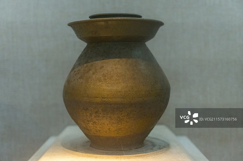 上海青浦出土东汉泡菜坛图片素材