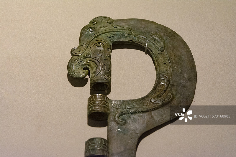 半环形钺，随州博物馆国家一级文物，展览于成都博物馆大备盛德青铜时代的曾国与鄂国特展上图片素材