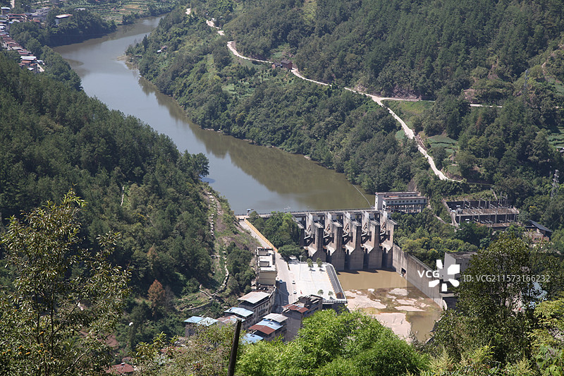 重庆市云阳县的青山绿水生态环保低碳森林覆盖率氧气碳排放农村水电站发电站能源水库蓄水发电站小农水发电机图片素材