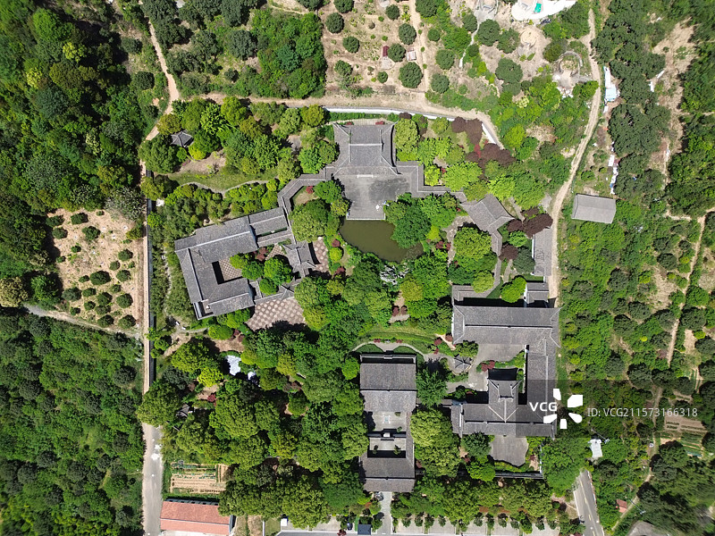 垂直航拍绍兴上虞祝家庄：英台故里，民间爱情传说‘梁山伯与祝英台’中祝英台的故乡，保留着江南水乡风貌图片素材