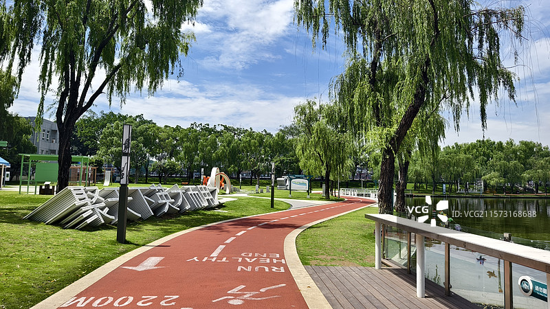 广汉金雁湖公园阳光明媚，微风轻拂，广汉金雁湖公园湖畔的景色美不胜收。图片素材