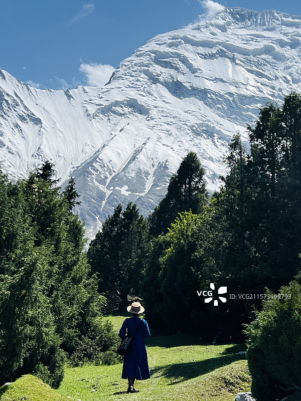 2025年6月6日，喀什/克州奥依塔克冰川公园，尽享北疆风光。图为古尔邦节游客打卡。图片素材