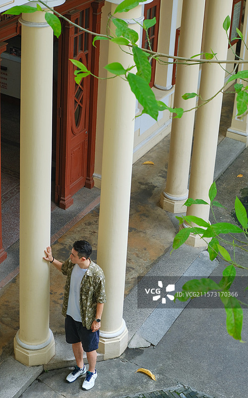 新会区景堂图书馆院子门口的男青年图片素材