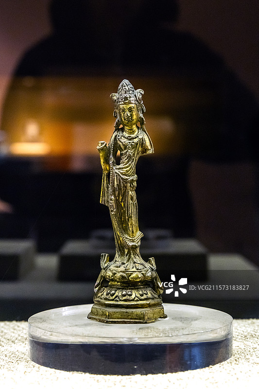 陕西省西安市博物馆鎏金菩萨像唐代618-907年西安市未央区感业寺遗址出土图片素材