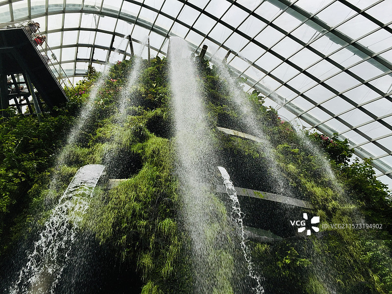新加坡滨海湾花园云雾林瀑布图片素材
