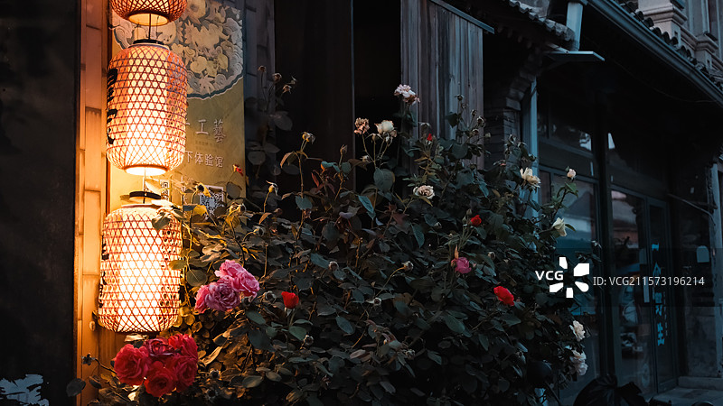 北京杨梅竹斜街胡同，路边灯笼图片素材