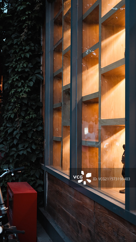 北京杨梅竹斜街胡同，商业店铺门口夜景图片素材