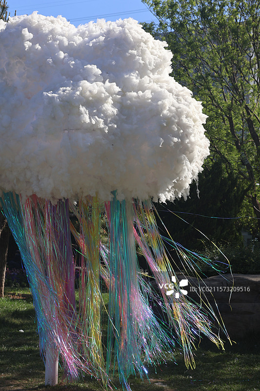 北京世界花卉大观园梦幻云朵彩带飘浮图片素材