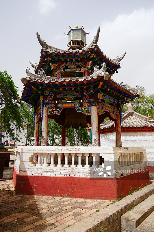 内蒙古自治区鄂尔多斯市乌审旗，狂沙中的乌审召庙图片素材