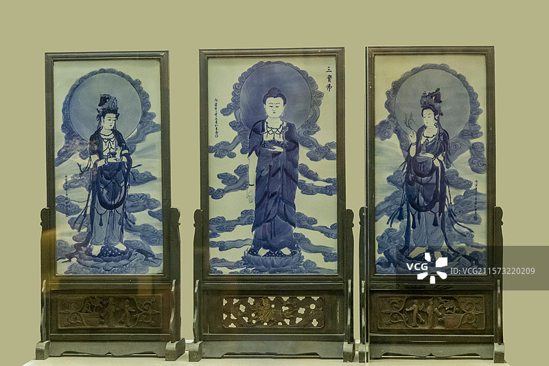 广西民族博物馆“匠心神韵”展：三宝佛瓷插屏（玉林，汉族）图片素材