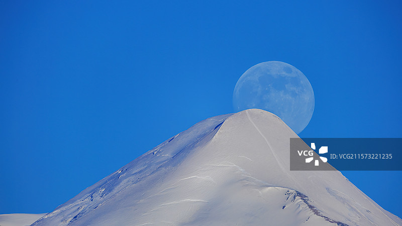 ‌玉珠峰位于青海省玉树藏族自治州曲麻莱县和海西蒙古族藏族自治州格尔木市交界处，是昆仑山东段最高峰，海图片素材