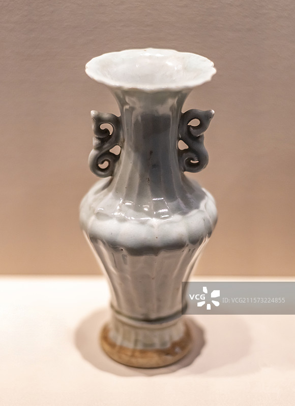 S形耳花口青白釉瓷瓶 元 波阳县（今鄱阳县）磨刀石公社元墓 江西省博物馆图片素材