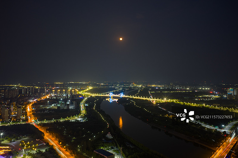 河南周口 七一路 七一路大桥 城市天际线 夜景 月亮 血月 蓝调时刻图片素材