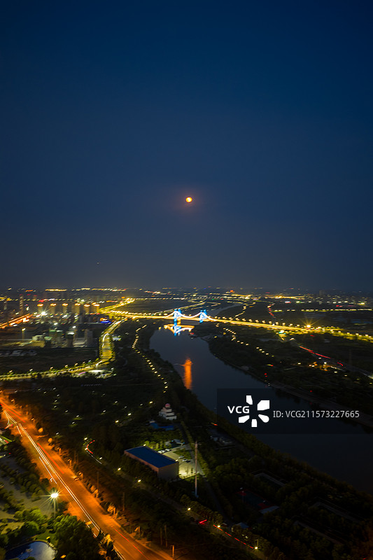 河南周口 七一路 七一路大桥 城市天际线 夜景 月亮 血月 蓝调时刻图片素材